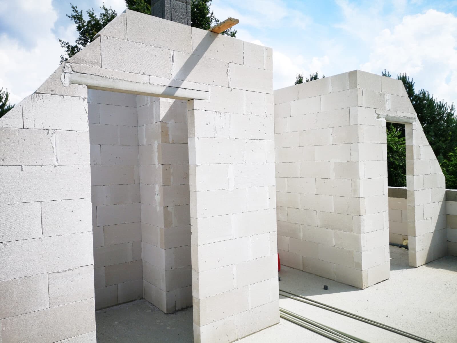 Murowanie ścian konstrukcyjnych domu jednorodzinnego - pustaki ceramiczne na placu budowy